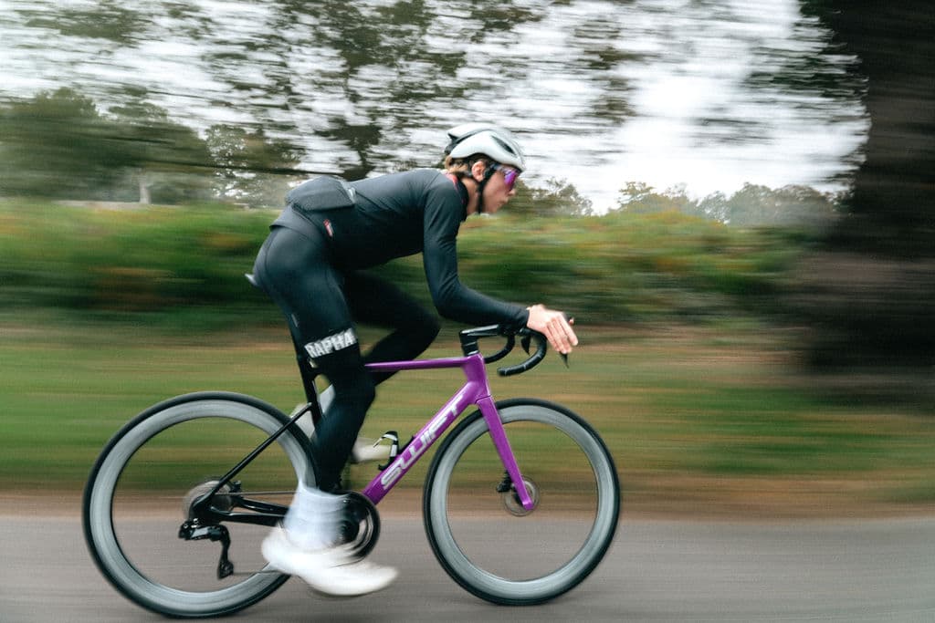 Bike SWIFT roxa em velocidade com motion blur no parque