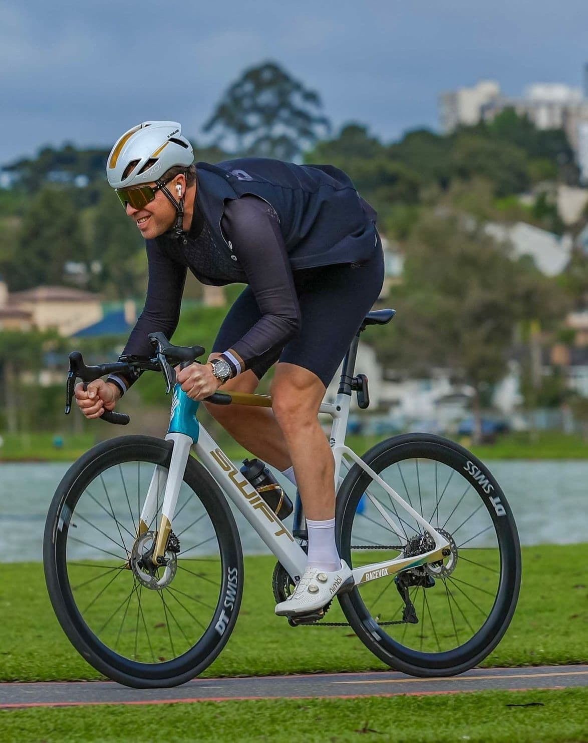 Ciclista com bike SWIFT vista de cima na beira do lago