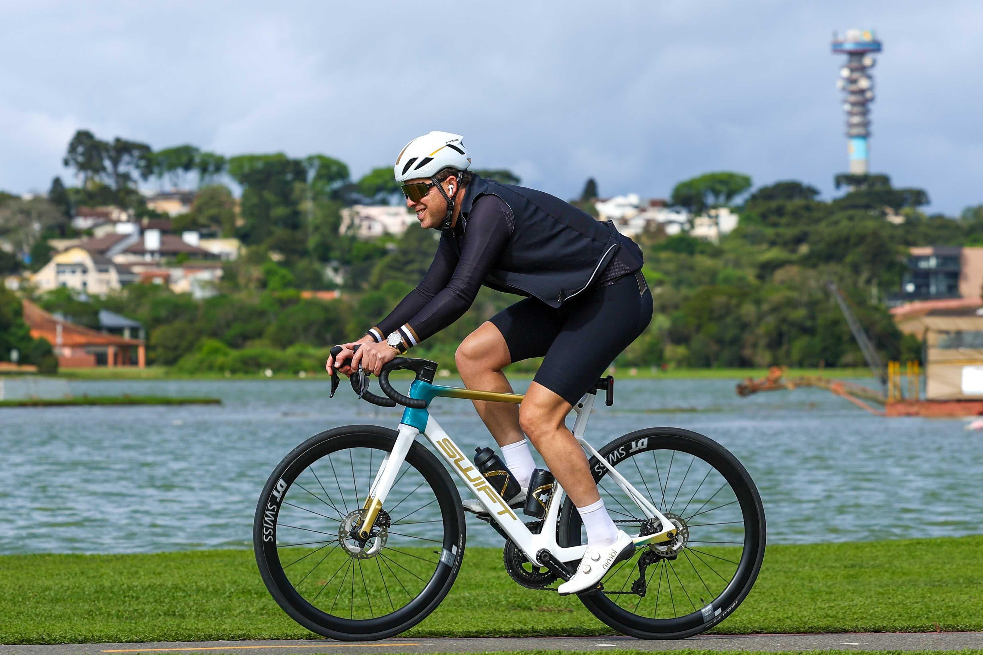 Ciclista pedalando bike SWIFT em paisagem natural